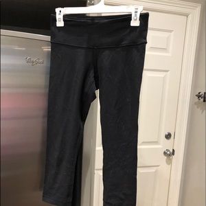 Black cropped lulu leggings